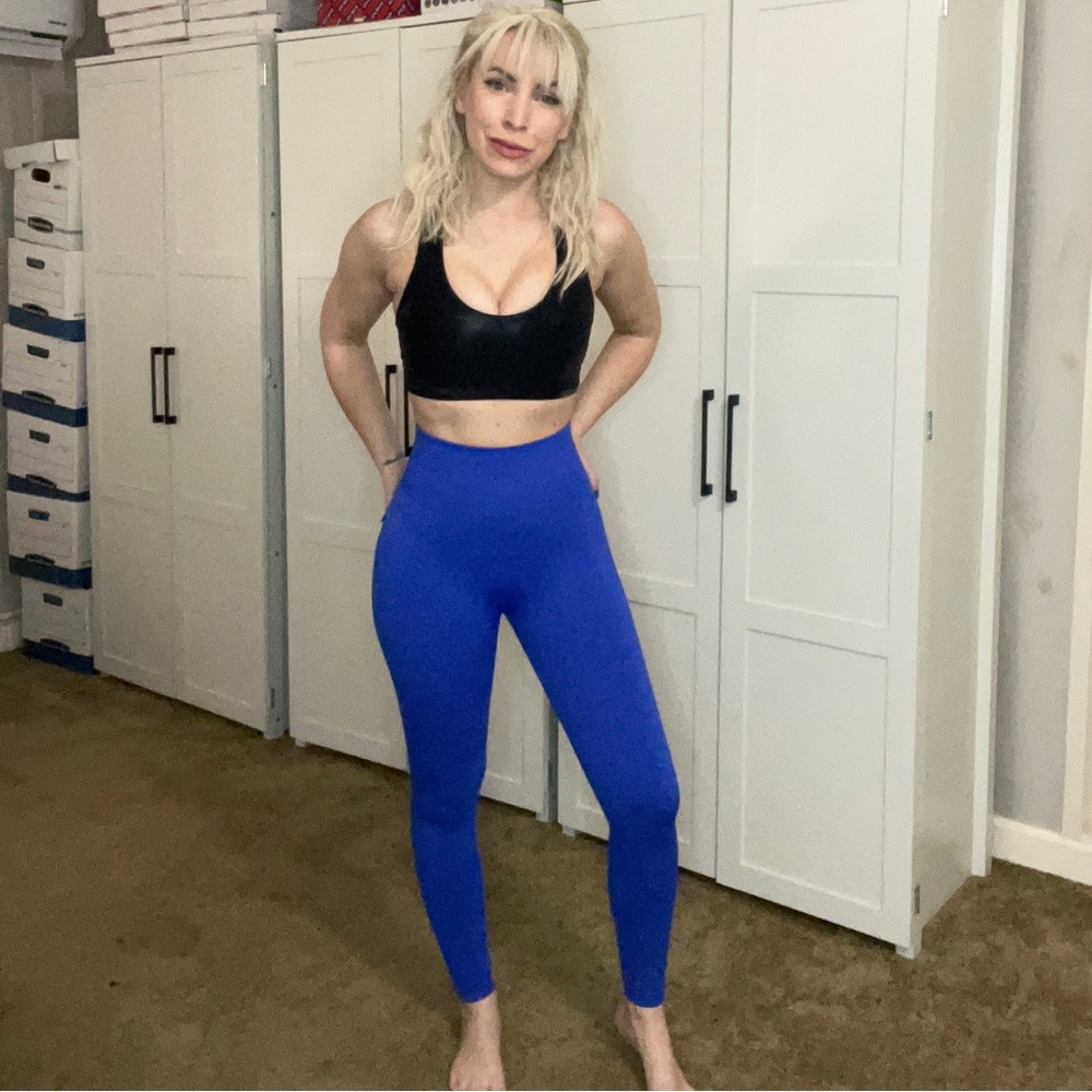 Blue scrunch butt leggings